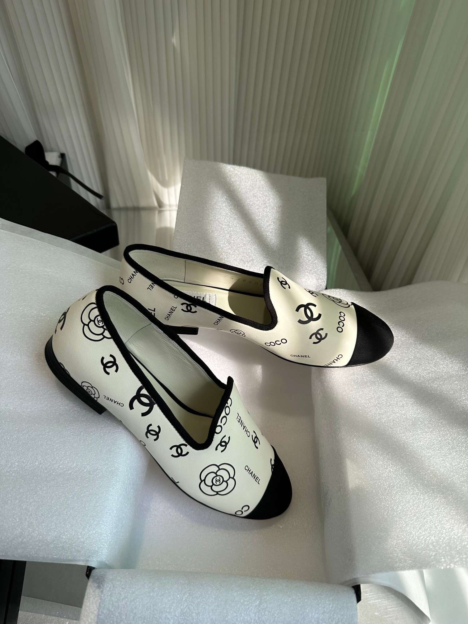 Chanel Interlocking CC Logo Ballet Flats White For Women - MassToneUS